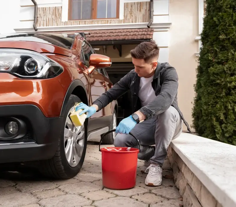 Lavage auto à domicile Crézancy : professionnel intervenant sur un véhicule